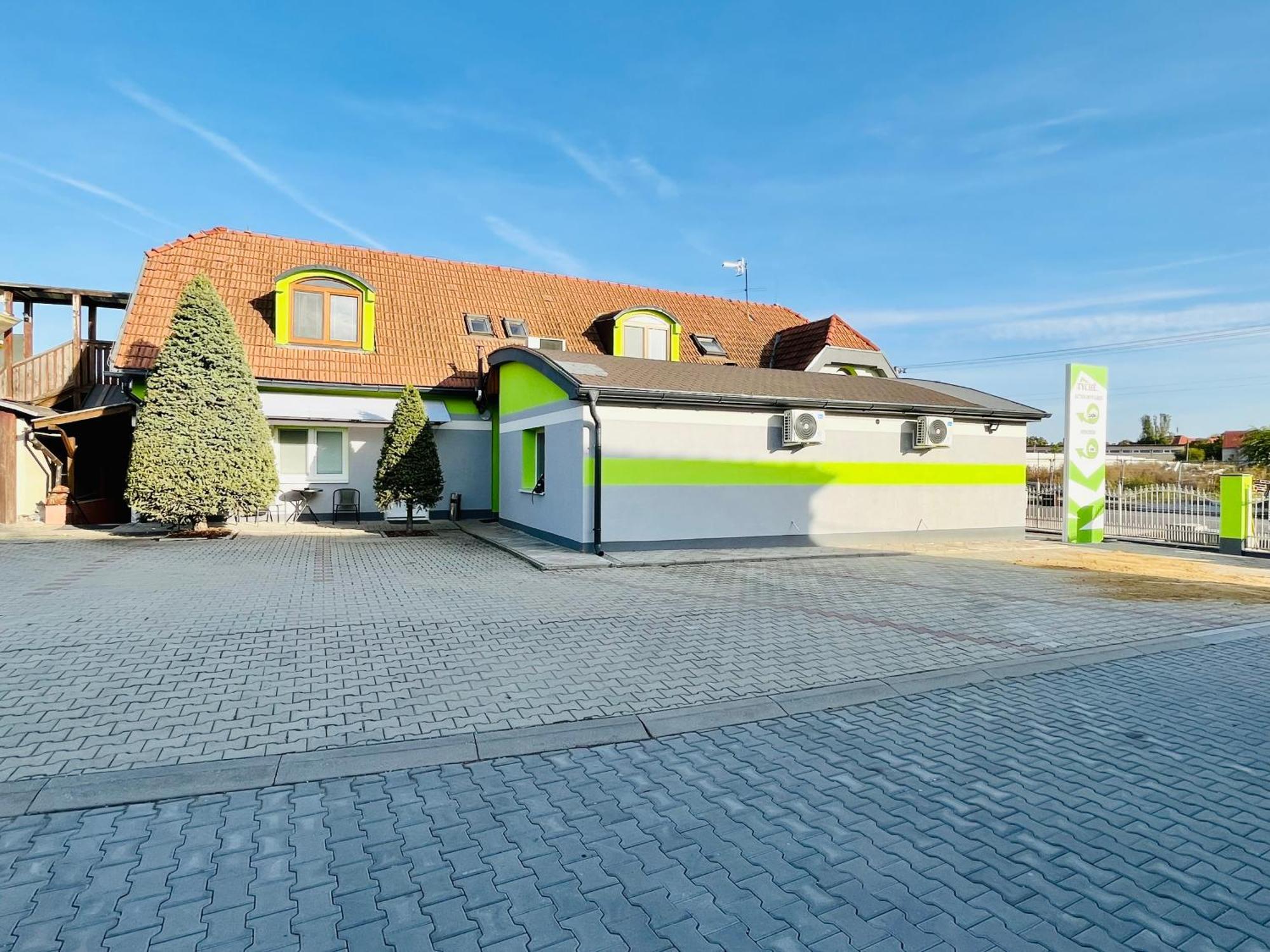 Penzion Tyche Surany Exterior foto